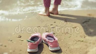 沙滩上的<strong>夏鞋</strong>.. 在沙滩上散步跳舞的女孩
